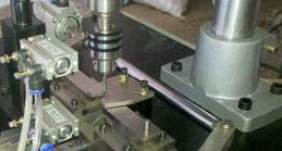 使用全自動(dòng)鉆孔機(jī)，有效的提高生產(chǎn)的效率